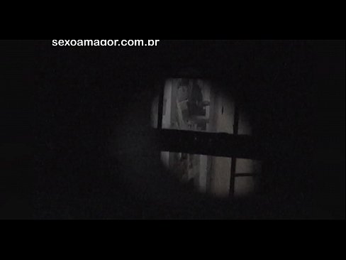 ❤️ Blondie word in die geheim video-opgeneem deur 'n buurtvoyeur wat agter hol bakstene versteek is ❤️ Russiese pornografie op af.prendiporno.ru ️❤