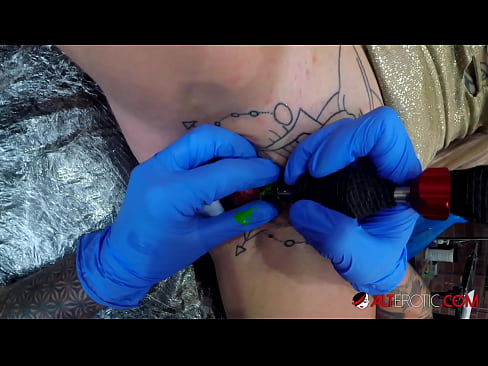 ❤️ Uiters getatoeëerde hottie Sully Savage het 'n tatoeëermerk op haar klitoris gekry ❤️ Russiese pornografie op af.prendiporno.ru ️❤